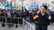 Mitglieder der "Puls of Europe" Bewegung vor dem Aachener Rathaus