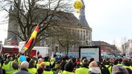 Mehrere hundert Demonstranten vor dem Aachener Rathaus