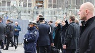 Emmanuel Macron und Angela Merkel verabschieden sich aus Aachen