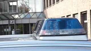 Ein Blaulicht eines Polizeiautos vor der Agentur für Arbeit in Krefeld.