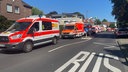 Rettungswagen reihen sich in Rodenkirchen aneinander, um die Senioren aus den zu evakuierenden Seniorenzentren abzuholen