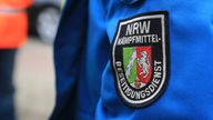 Ein Wappen mit der Aufschrift "NRW-Kampfmittel-Beseitigungsdienst" ist auf einer Jacke aufgenäht. 