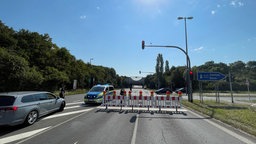 Die Polizei sperrte den Kölner Stadtteil Porz-Westhoven wegen der Bombenentschärfung ab 