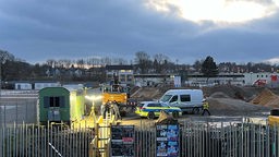 Polizei und Spezialkräfte sichern den Bombenfund im Baustellenbereich am Bendplatz in Aachen