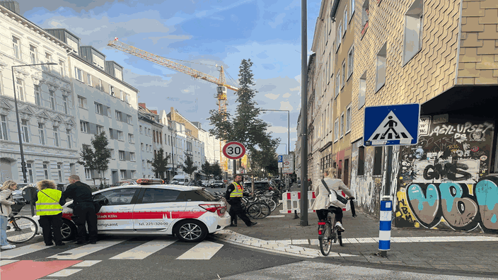Das Ordnungsamt der Stadt Köln vor Ort, zur Evakuierung in Köln aufgrund einer Bombenentschärfung
