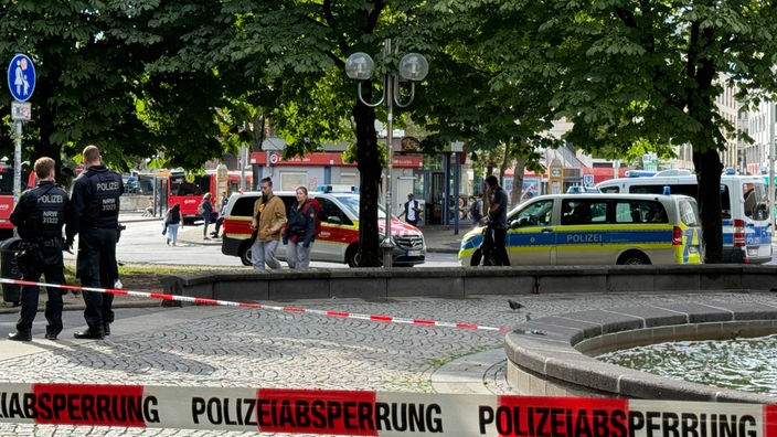 Absperrband und Polizisten am abgesperrten Busbahnhof in Bonn