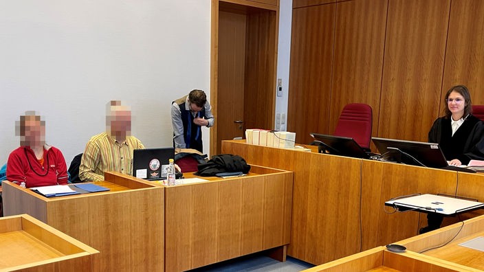 Die Angeklagten sitzen im Amtsgericht Bonn