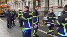 Einsatzkräfte von Polizei und Feuerwehr vor dem Haus in Wuppertal