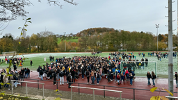 Die evakuierten Schüler auf dem Sportplatz