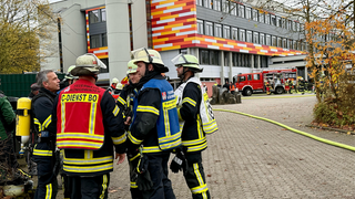 Die Feuerwehr vor dem Schulgebäude