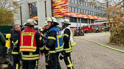 Die Feuerwehr vor dem Schulgebäude