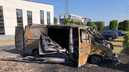 Ein ausgebrannter Kleinbus einer Brandserie in Köln-Wahnheide