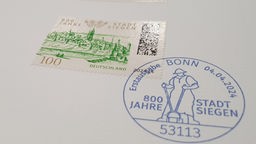 Die Briefmarke klebt auf einem Brief 