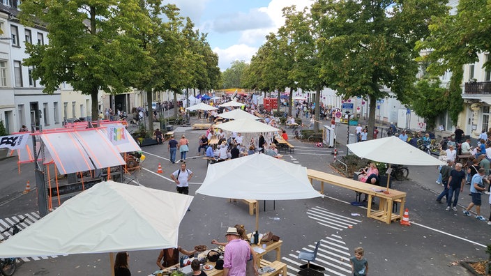 In der Krefelder Innenstadt wurde heute der Rekord für den weltweit größten Brunch aufgestellt.