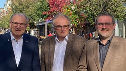 Auf dem Foto sind die Initiatoren des Bürgerbegehrens, Heinz Hilgers, Bernd Gellrich und Erik Lierenfeld, zu sehen. Es handelt sich um drei ältere Männer.