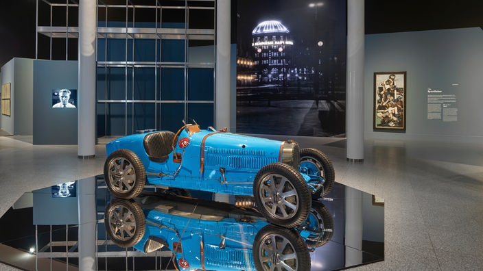 Ein Bugatti steht im Eingangsbereich der Bundeskunsthalle in Bonn. 