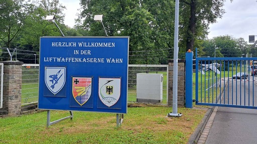 Ein blaues Schild mit der Aufschrift "Herzlich Willkommen in der Luftwaffenkaserne Wahn"