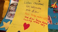 Handgeschriebener Kinderbrief auf gelbem Tonpapier: Ich wünsche mir, dass kein Krieg mehr ist!