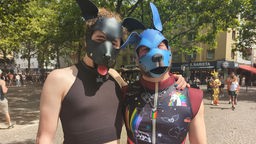 Ares (r.) und Tedrakin in "Pup Play"-Masken beim CSD