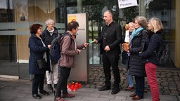 Marianne Arndt (3.v.l.) übergibt den Offenen Brief an Ulrich Pöner, Leiter Weltkirche bei der deutschen Bischofskonferenz