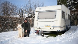 Robin Veenstra mit seinem Hund Findus: Trotz Schnee "richtig heimelig".