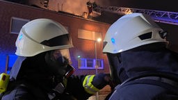 Feuerwehrleute kämpfen gegen einen Dachstuhlbrand in Goch