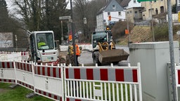 Bauarbeiten, und Baustellenfahrzeuge an Brücke