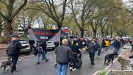 Tierschützer und Hundebesitzer demonstrieren in Düsseldorf gegen die NRW-Rasseliste
