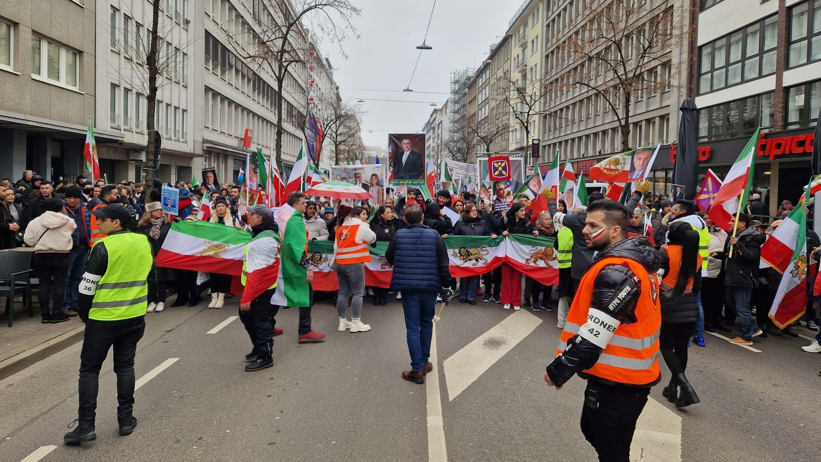 Duizenden Iraanse demonstratiedeelnemers in Düsseldorf – Nachrichten – WDR – Nachrichten