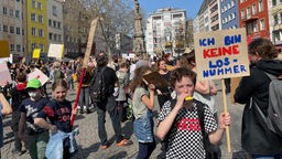Der neunjährige Luis demontriert gegen die Kölner Schulplatzvergabe