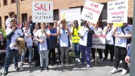 Senioren und Heim-Mitarbeiter demonstrieren in Bergheim