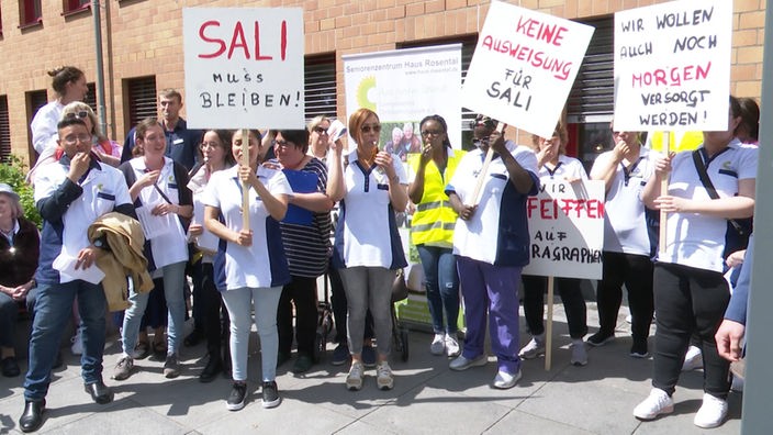 Senioren und Heim-Mitarbeiter demonstrieren in Bergheim