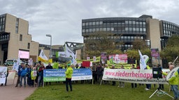 Demonstranten vor dem Düsseldorfer Landtag.