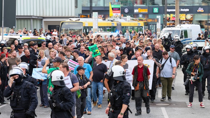 Demonstranten in Solingen mit Plakaten