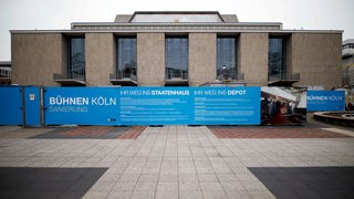 Sanierungsplakate vor dem Eingang der Kölner Bühnen