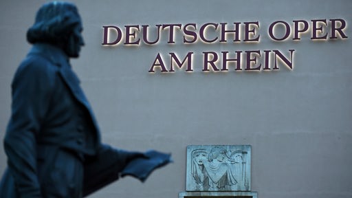 Der Schriftzug am Gebäude der Deutschen Oper am Rhein in Düsseldorf. 