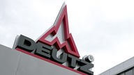 Das Logo der Deutz AG auf dem Firmengebäude