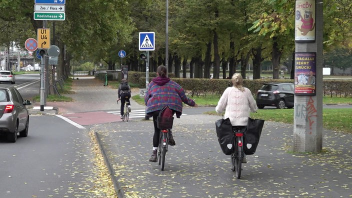 Radfahrer unterwegs an einer Kölner Straße