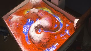 Sandlandschaft in Kiste eingefärbt mit bunten Farben