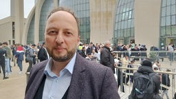 Murat Şahinarslan steht vor der Kölner Moschee