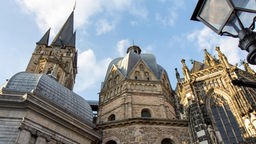 Untersichtige Südfassade vom Aachener Dom außen