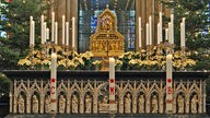 Dreikönigsschrein im Kölner Dom geschmückt