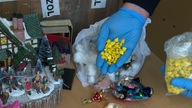 Drogenfahnder finden Pillen in Weihnachtsdekoration am Flughafen