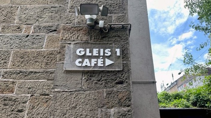 Ein Gebäude mit der Aufschrift Gleis 1 Café