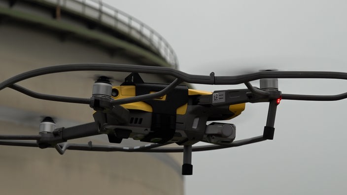 Drohnen und Robohund arbeiten auf Shell-Werksgelände in Godorf