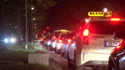 Lange Schlange vieler Taxis auf der Straße in der Dunkelheit