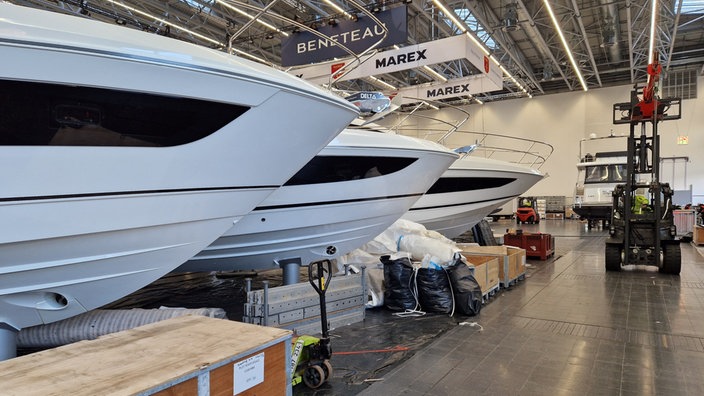 Boote auf der Messe Boot werden aufgebaut