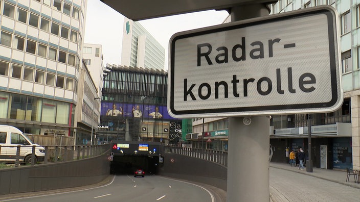 zu sehen ist ein Straßenschild mit der Aufschrift: Radarkontrolle