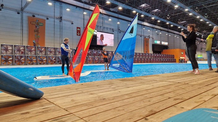 Pool für Surfer auf der Düsseldorfer Boot 