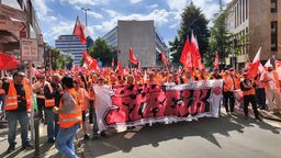 Demonstrierende ziehen durch die Düsseldorfer Innenstadt